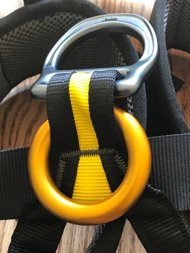 Dit is een ring aan je rope access harnas waar je cowtails aan kunt bevestigen.