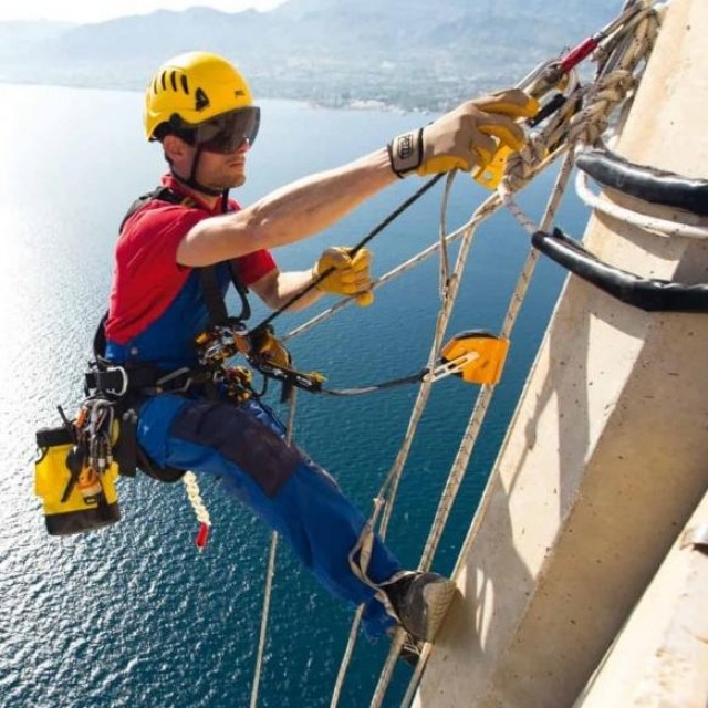 Rope access werk boven water.